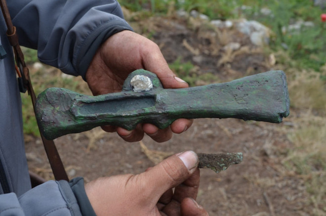 4 - Bronze Axe Hacha de Talon Close Up - found in 2015